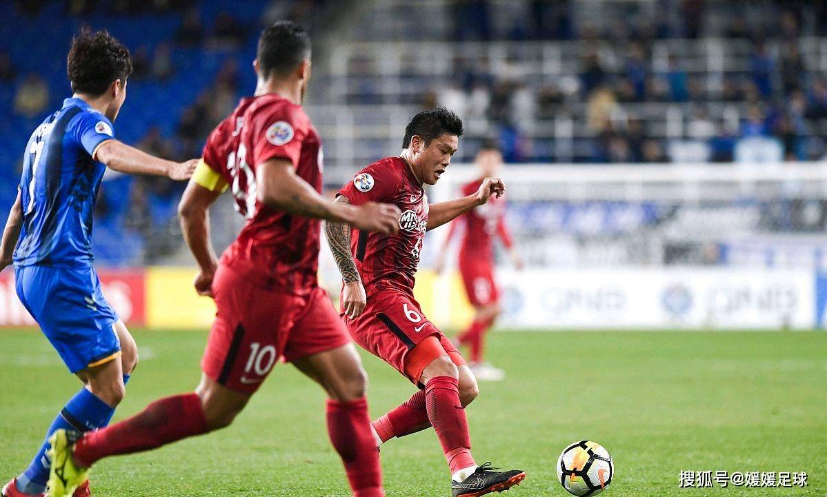 一场激烈的足球赛事在国内职业足球联赛中展现出独特魅力，吸引观众眼球的简单介绍