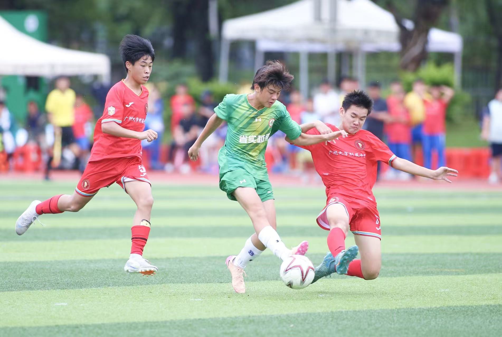 足球盛宴：年轻球员激烈角逐的简单介绍