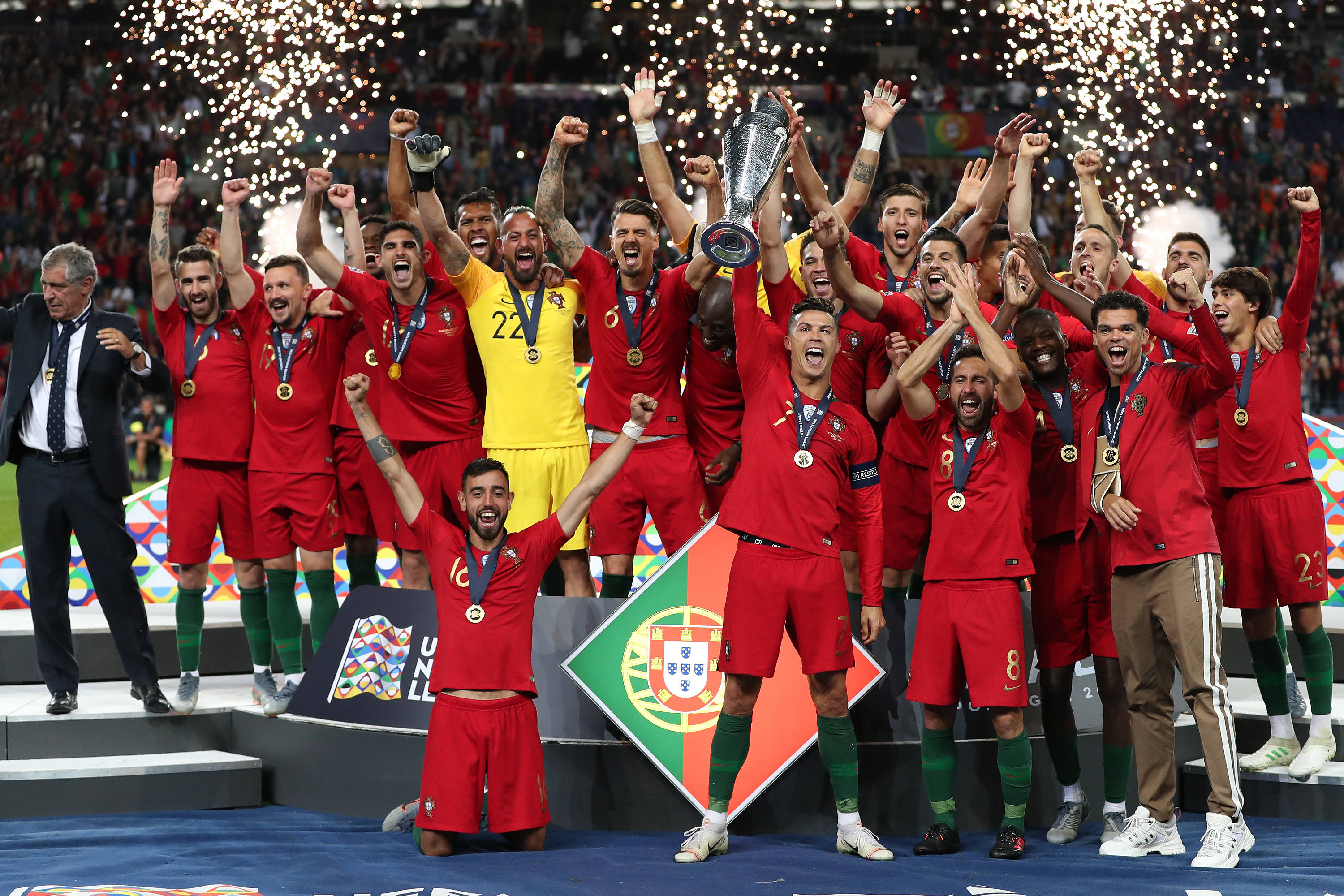 包含芬兰队备战期间训练中加强进攻组织的词条