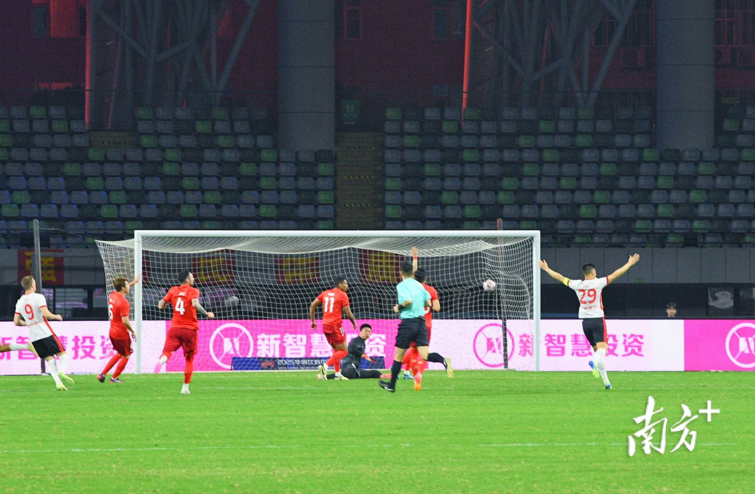 球迷们对比赛的期待和热情达到了高潮 球迷们对比赛的期待和热情达到了高潮