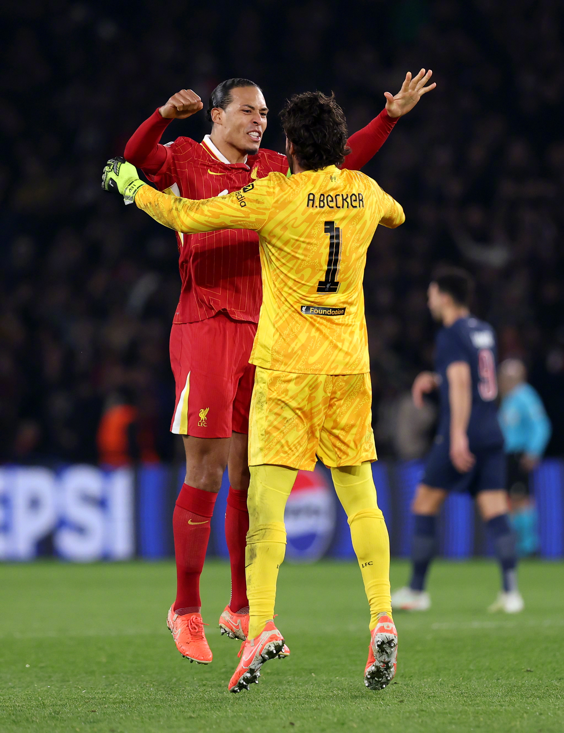 包含利物浦客场取得胜利，阿斯顿维拉主场告负的词条