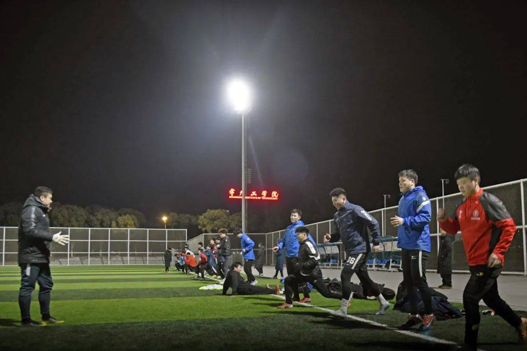 足球联赛升级赛开打,球队全力备战 足球联赛升级赛开打,球队全力备战