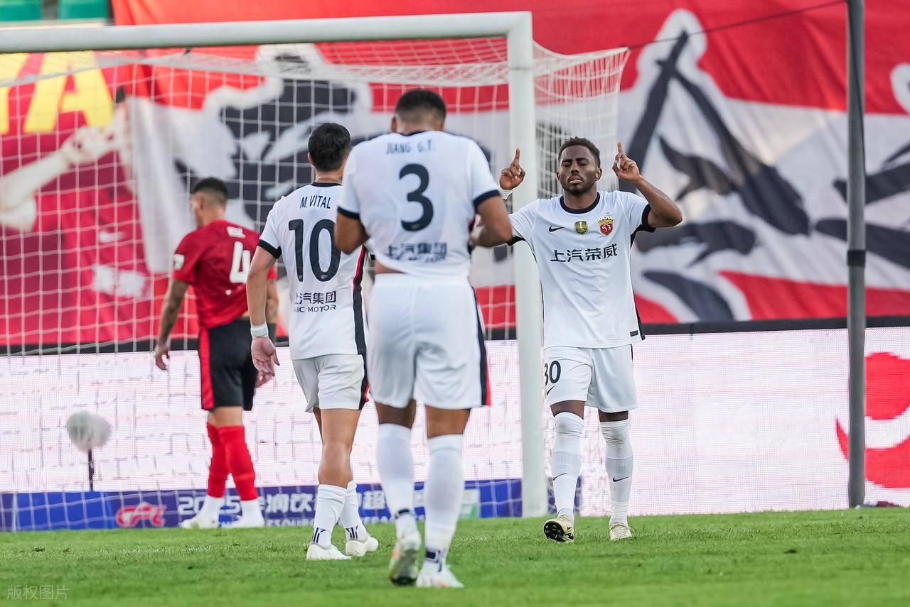 包含富力客场大胜上港，表现出色取得关键胜利的词条