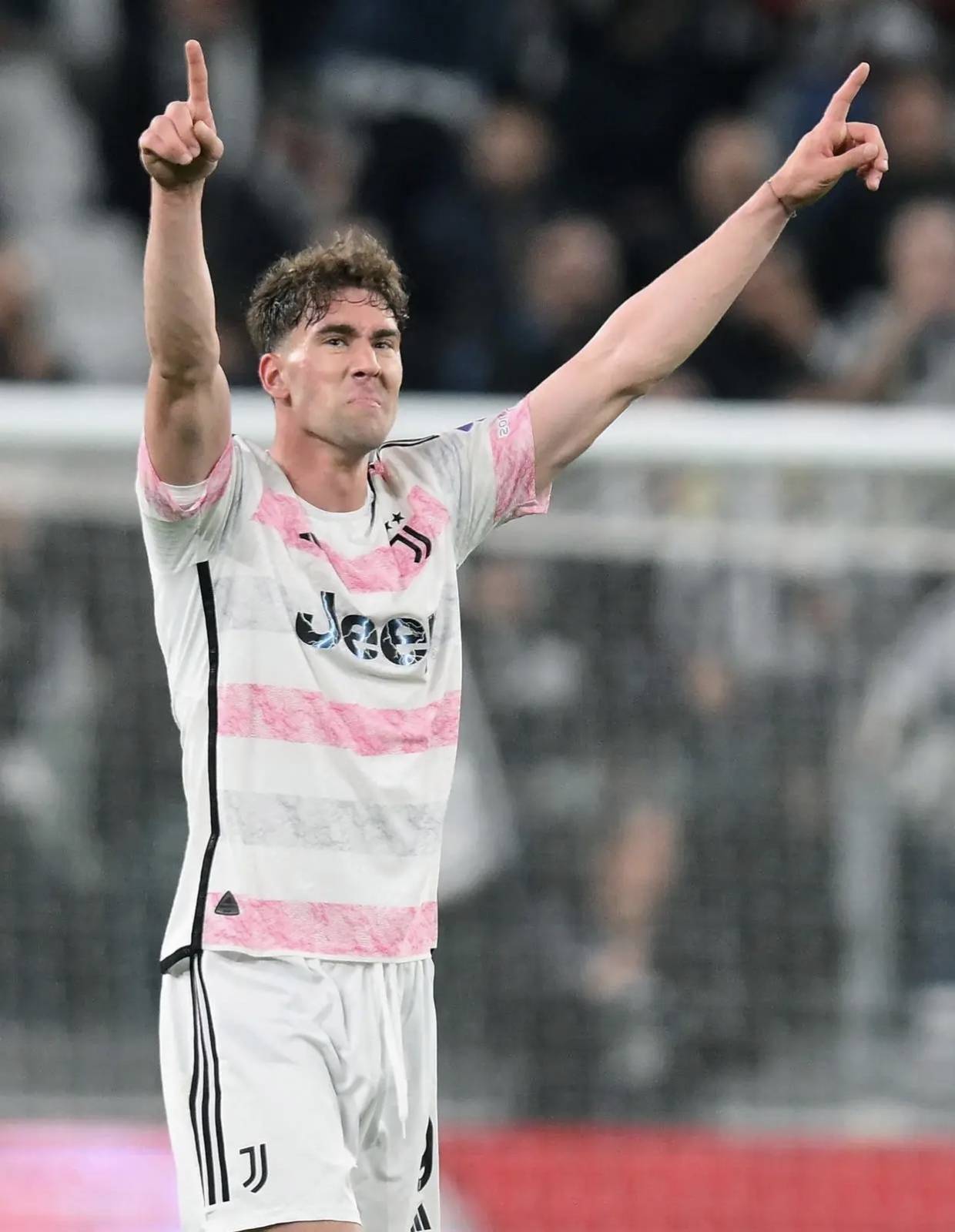 包含尤文图斯客场告捷，取得关键胜利的词条