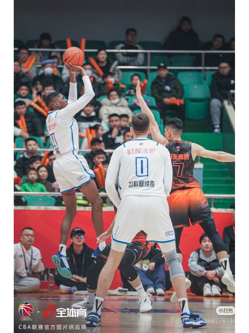 外援球员力挽狂澜,帮助球队夺冠 外援球员力挽狂澜,帮助球队夺冠