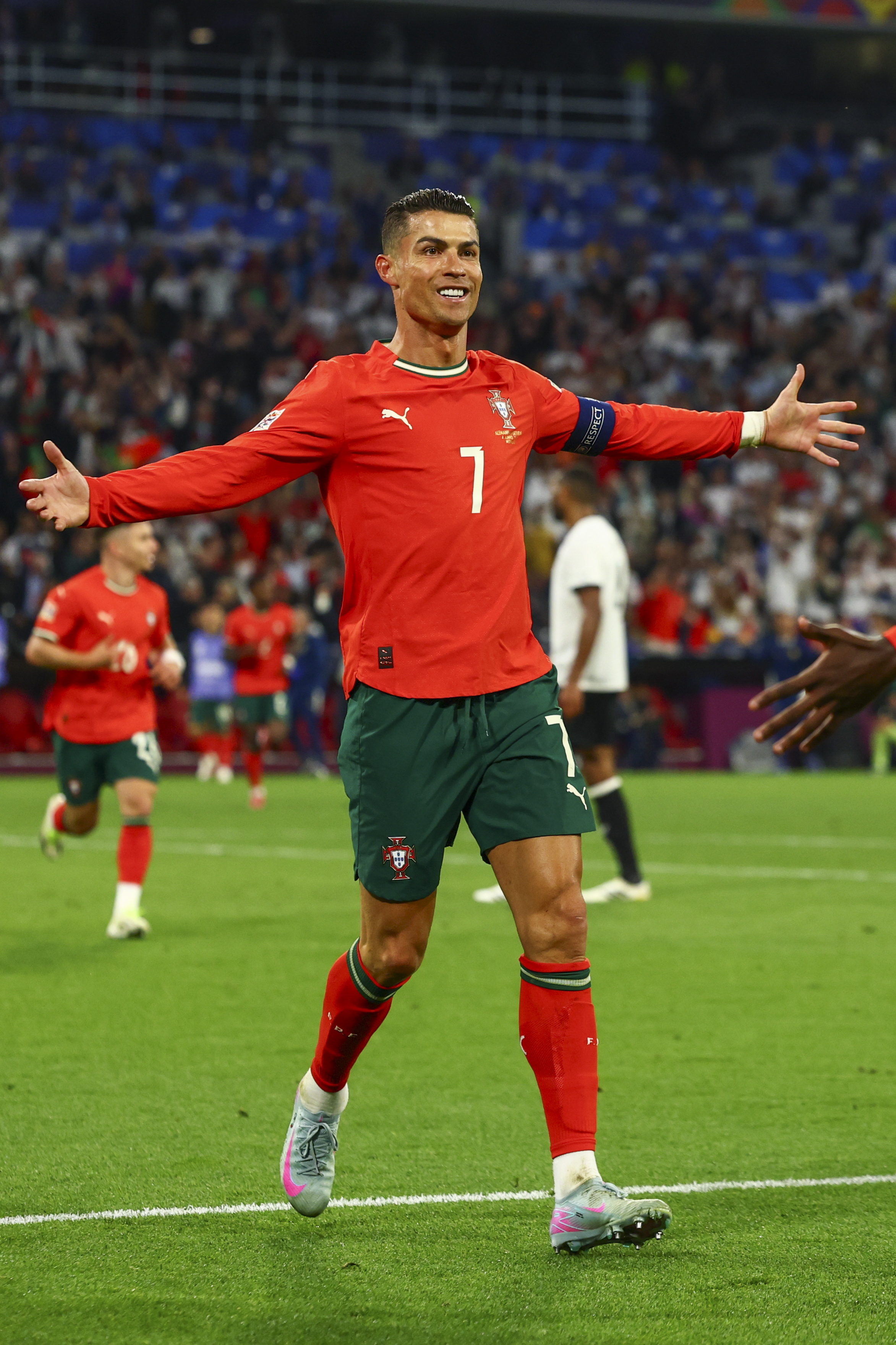 欧国联联赛中球员的顽强拼搏，令人感动