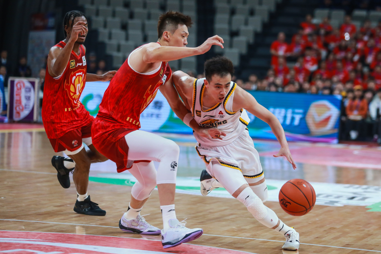 黑龙江队战胜对手，保卫主场