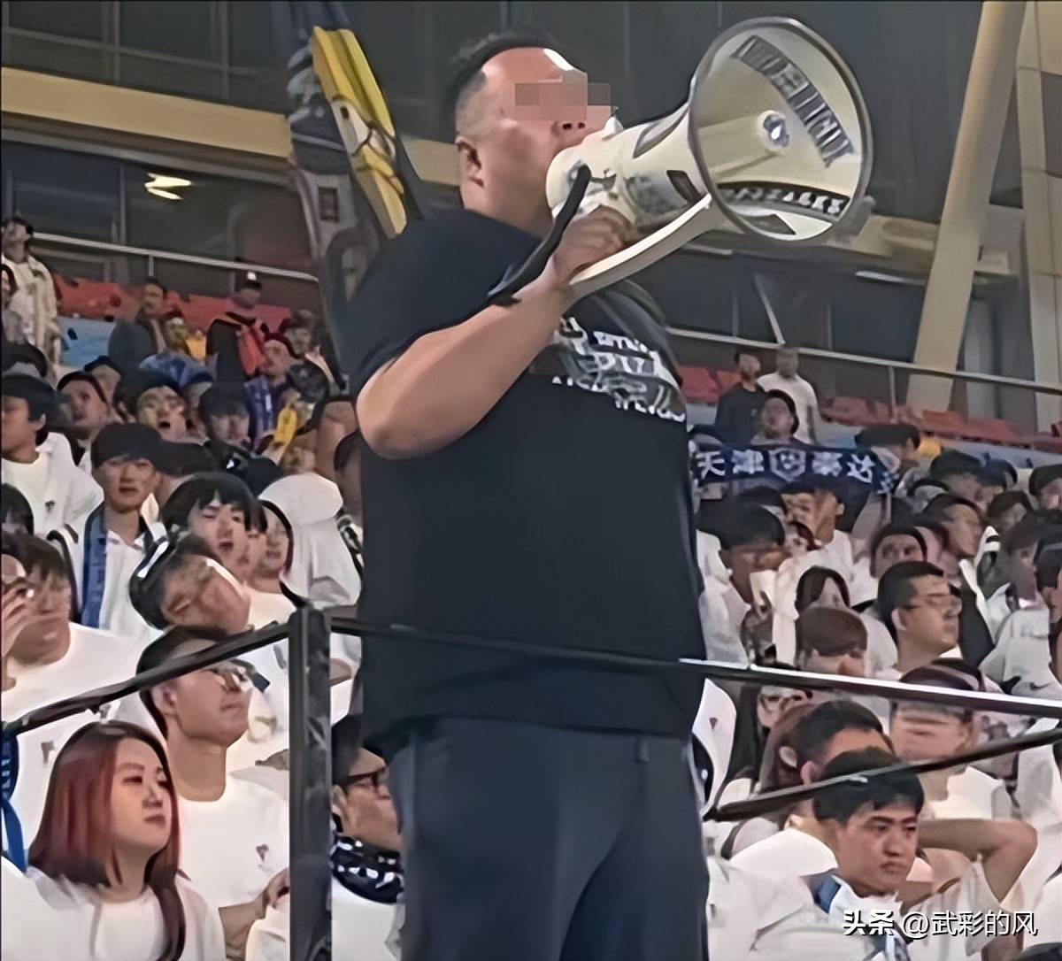 情绪失控,球员发生冲突被红牌罚下 情绪失控,球员发生冲突被红牌罚下