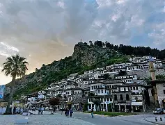 阿尔巴尼亚队员破釜沉舟,顽强奋斗 阿尔巴尼亚队员破釜沉舟,顽强奋斗