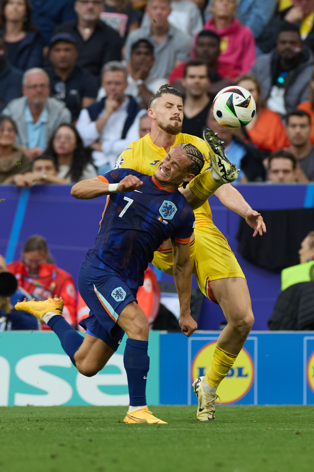 荷兰国家女子足球队努力拼搏,成功闯入决赛 荷兰国家女子足球队努力拼搏,成功闯入决赛