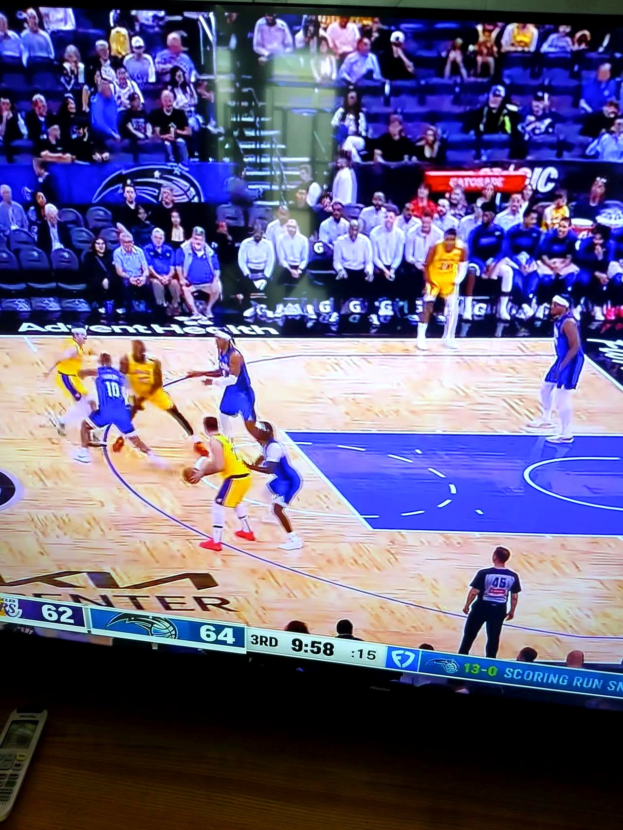 湖人客场力克魔术，取得六连胜的简单介绍